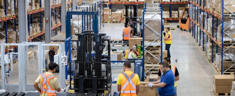 Zeitarbeit Polen Deutschland – Mitarbeiter in der Logistikhalle